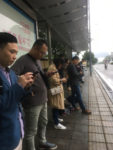 Číňani čekající na autobus